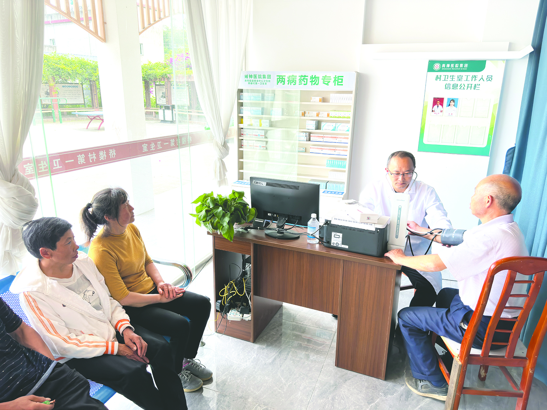 青神县青竹街道桥楼村第一卫生室，村医滕志勇为群众诊疗。眉山日报全媒体记者 古良驹 摄