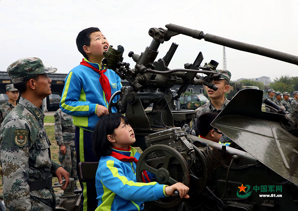 全民国家安全教育日 “红领巾”遇上“橄榄绿”