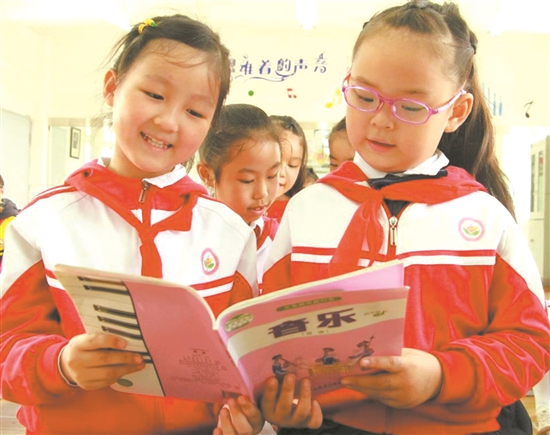 孩子们学习音乐的兴趣很浓。.jpg