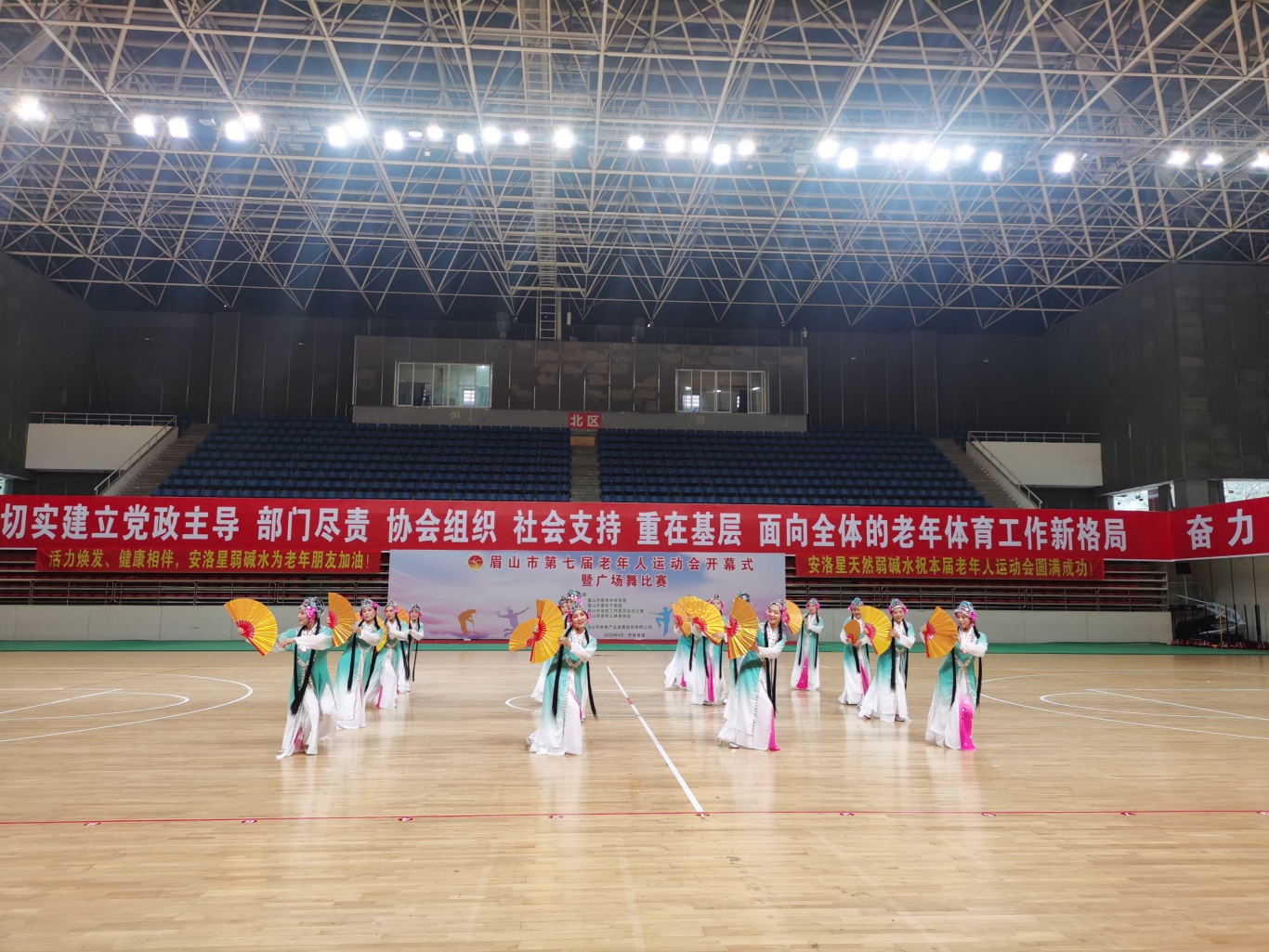 广场舞比赛现场。 (3).jpg