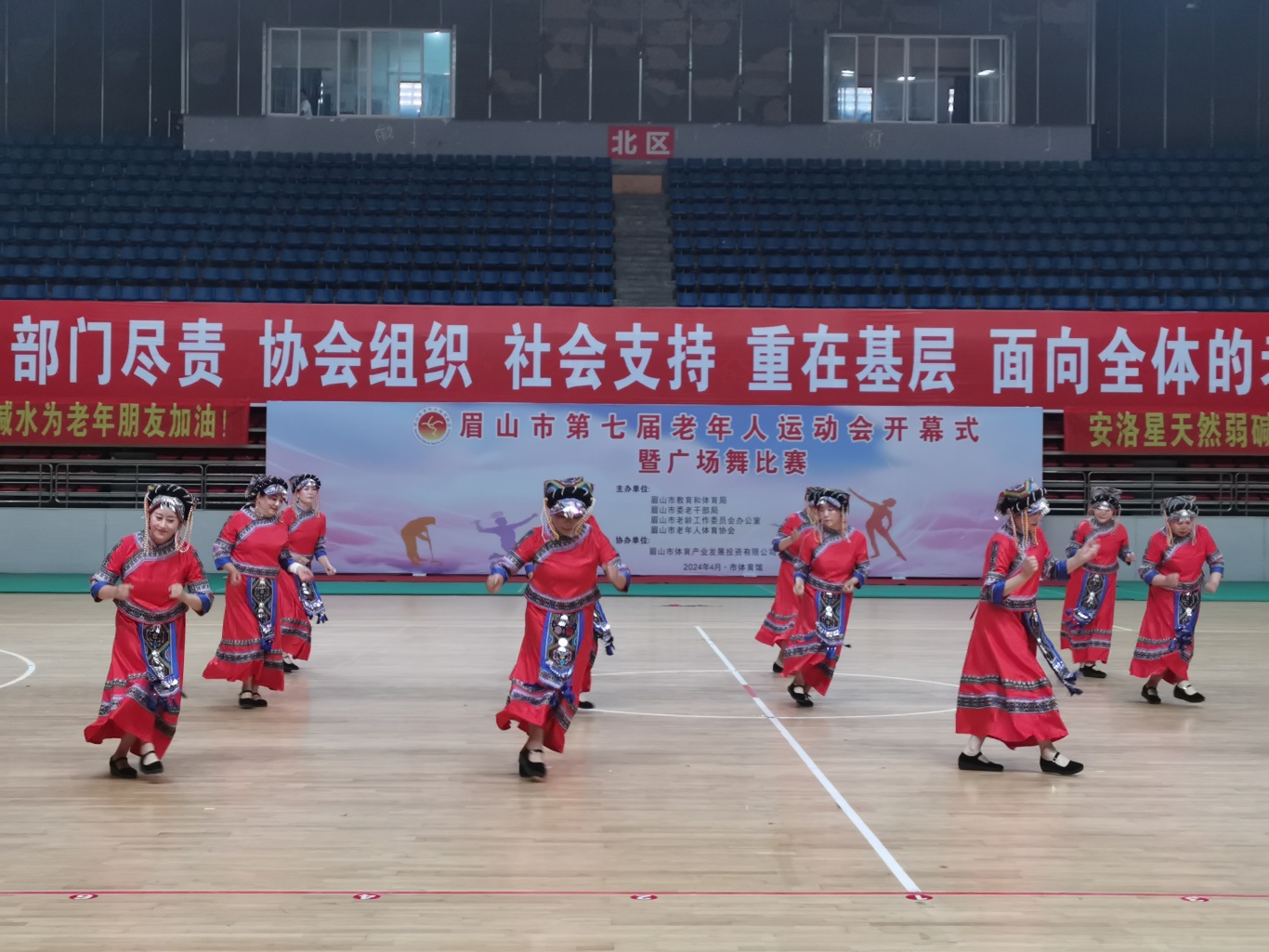 广场舞比赛现场。 (1).jpg