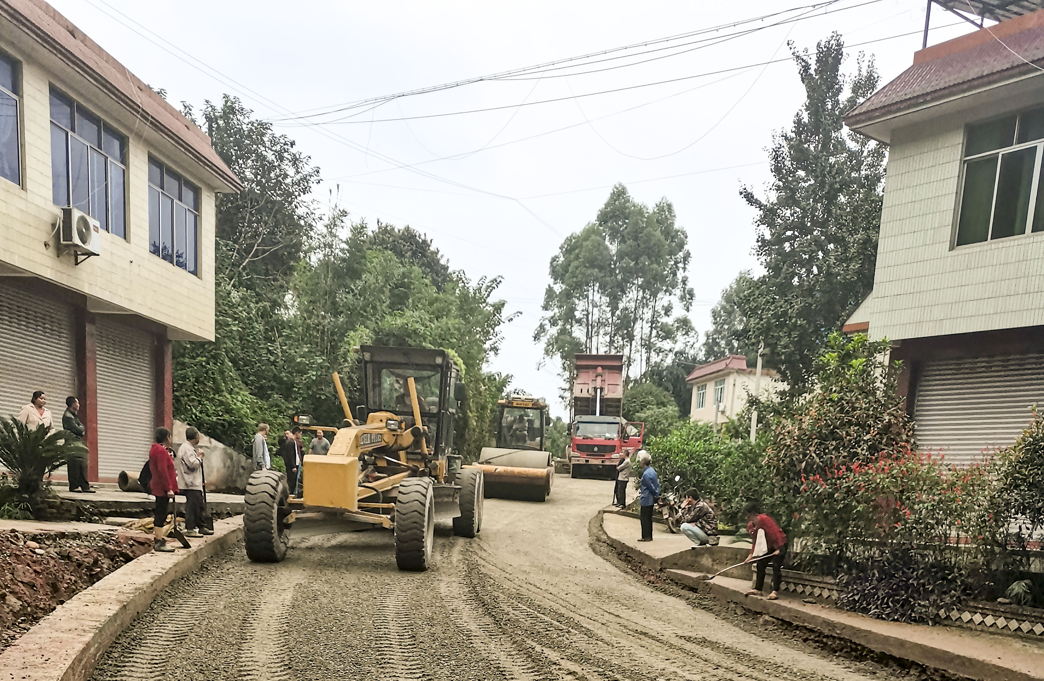华青路路面改造工程项目建设现场。.jpg