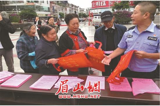 宣传人员向群众讲解禁毒知识。.jpg