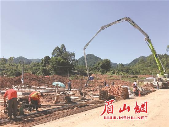 工人抓紧时间建设。.jpg