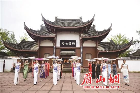 学员们演绎旗袍文化魅力。.jpg