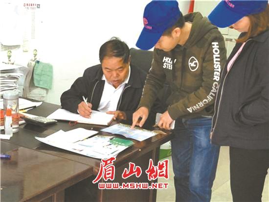 宣传人员正在为企业职工讲解法治知识。.jpg