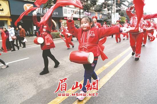 锣鼓喧天庆佳节。.jpg