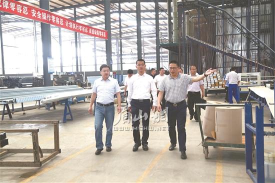 宋骥、黄秀航一行在柯美特铝业调研，了解其生产经营情况。.jpg
