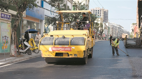 道路改造施工现场。.jpg
