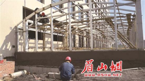 华西医药产业园内，工人正在园区内忙碌。.jpg