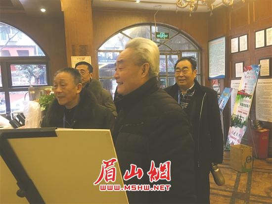 监督员正在对网吧进行检查。.jpg