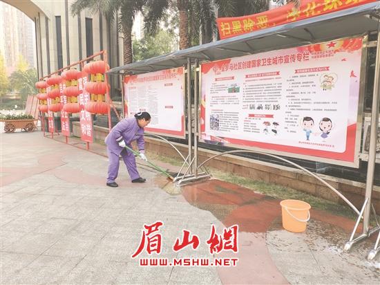 小区物业保洁人员打扫环境卫生。.jpg