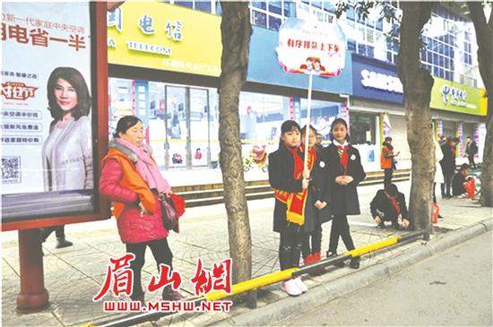 学生们走上街头宣传“双创”。.jpg