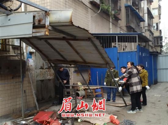 群众自发拆除违建。.jpg 群众自发拆除违建。.jpg