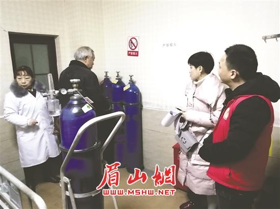 检查组对氧气瓶装置进行检查。.jpg 检查组对氧气瓶装置进行检查。.jpg