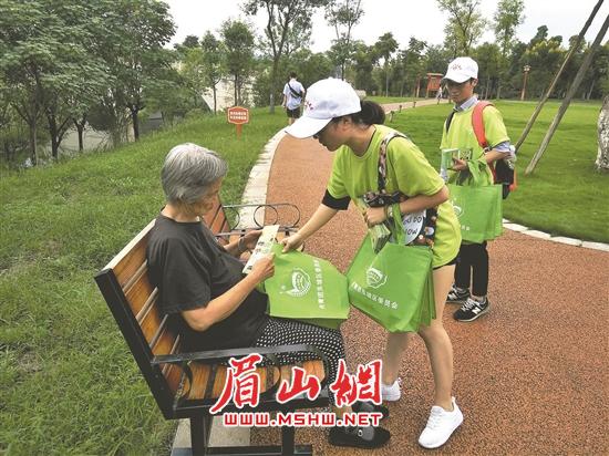 东坡区西部计划志愿者进行环保宣传。.jpg 东坡区西部计划志愿者进行环保宣传。.jpg