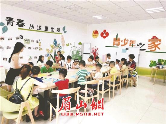 孩子们在青少年之家制作手工贴画。.jpg 孩子们在青少年之家制作手工贴画。.jpg