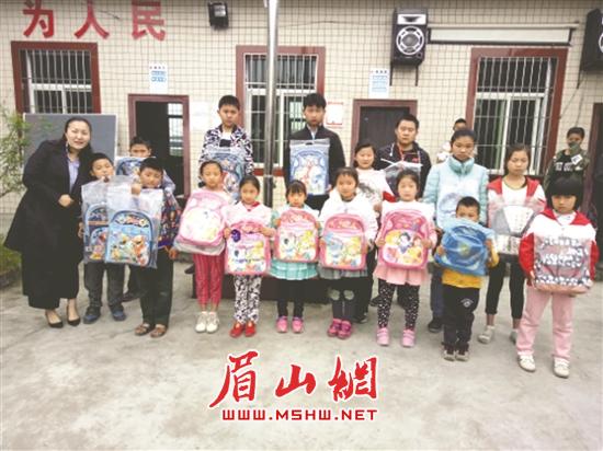 “爱心1+1结对志愿行”,孩子们收到礼物.jpg “爱心1+1结对志愿行”,孩子们收到礼物.jpg