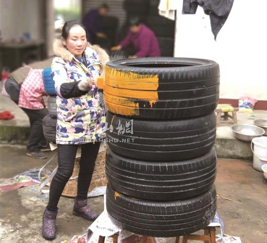 徐玲带领村民制作轮胎“花盆”扮美乡村。.jpg