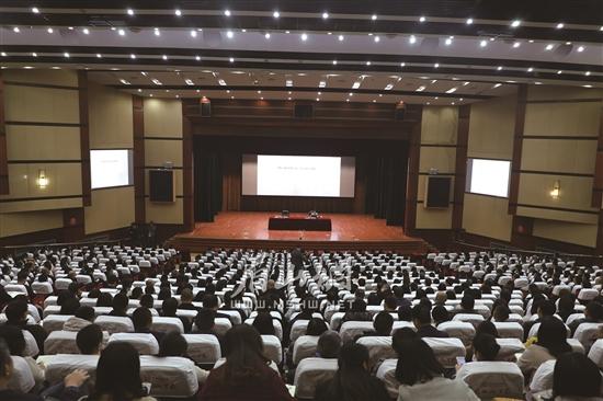 讲座现场,座无虚席。.jpg 讲座现场,座无虚席。.jpg