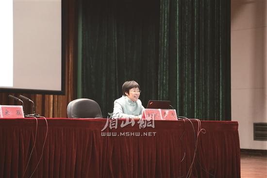 蒙曼正在讲解《唐诗的人文精神》。.jpg 蒙曼正在讲解《唐诗的人文精神》。.jpg