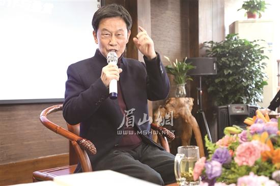 周啸天正在给大家讲解诗词鉴赏与写作。.jpg 周啸天正在给大家讲解诗词鉴赏与写作。.jpg