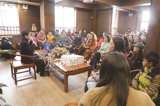 讲座现场,大家听得如痴如醉。.jpg 讲座现场,大家听得如痴如醉。.jpg