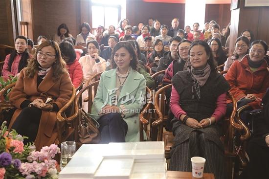 周啸天讲座吸引了许多热爱诗词的眉山人。.jpg 周啸天讲座吸引了许多热爱诗词的眉山人。.jpg