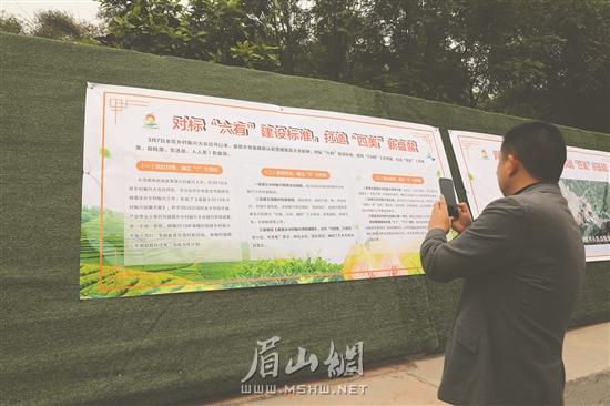 与会人员用手机记录参观点的经验、做法。.jpg