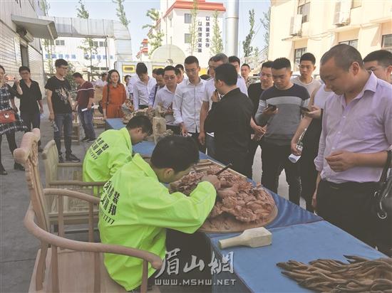 联盟成员在会后参观创业基地。.jpg