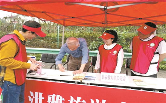 游客主动在意见簿上留言点赞志愿服务。.jpg 游客主动在意见簿上留言点赞志愿服务。.jpg