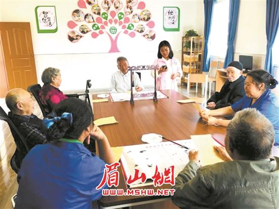 白马镇友情养老中心龚村分院，老人们正在探讨毛笔练字技巧。.jpg