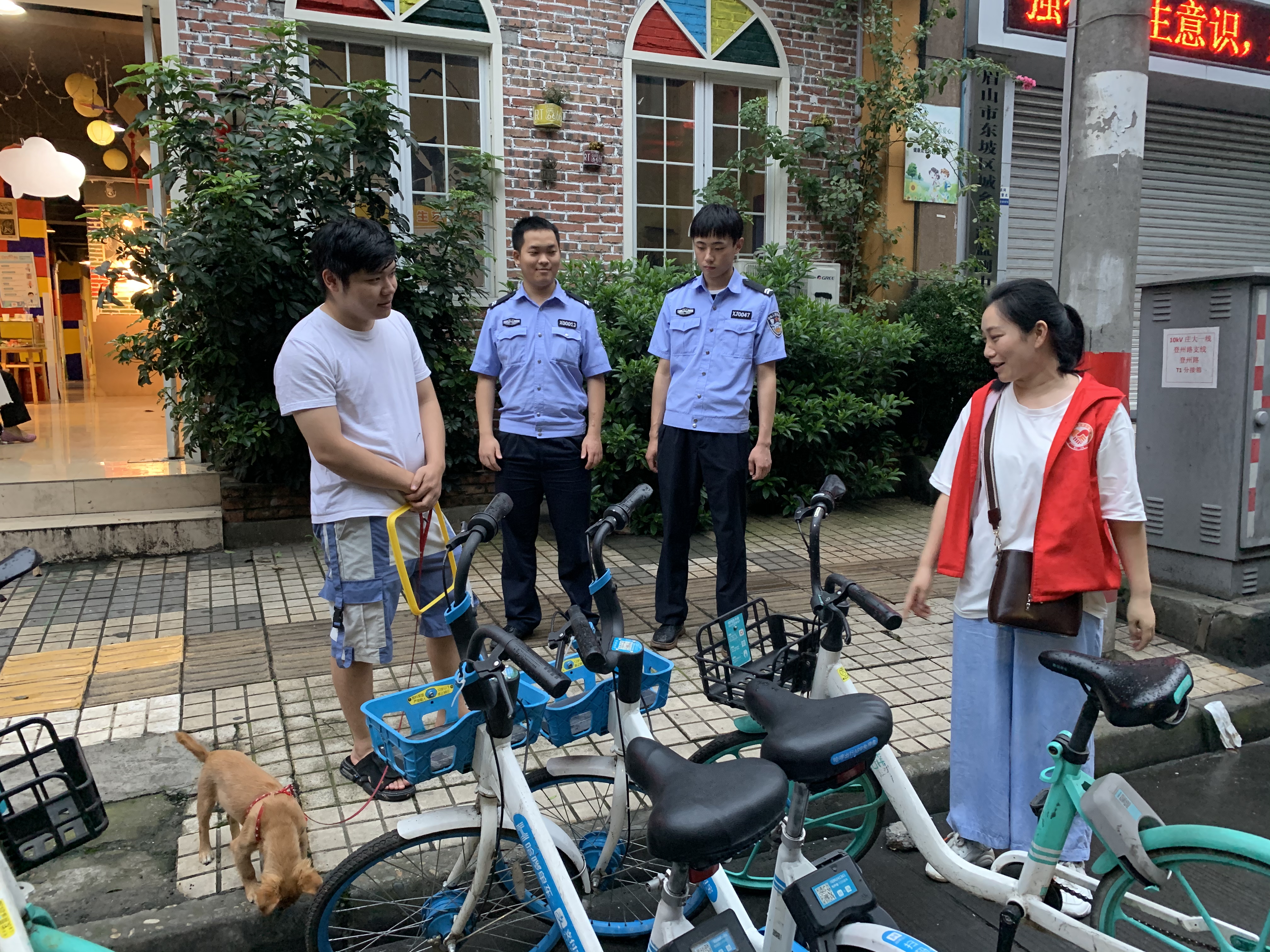 社区工作人员联合社区民警到辖区开展文明养犬巡查.jpg