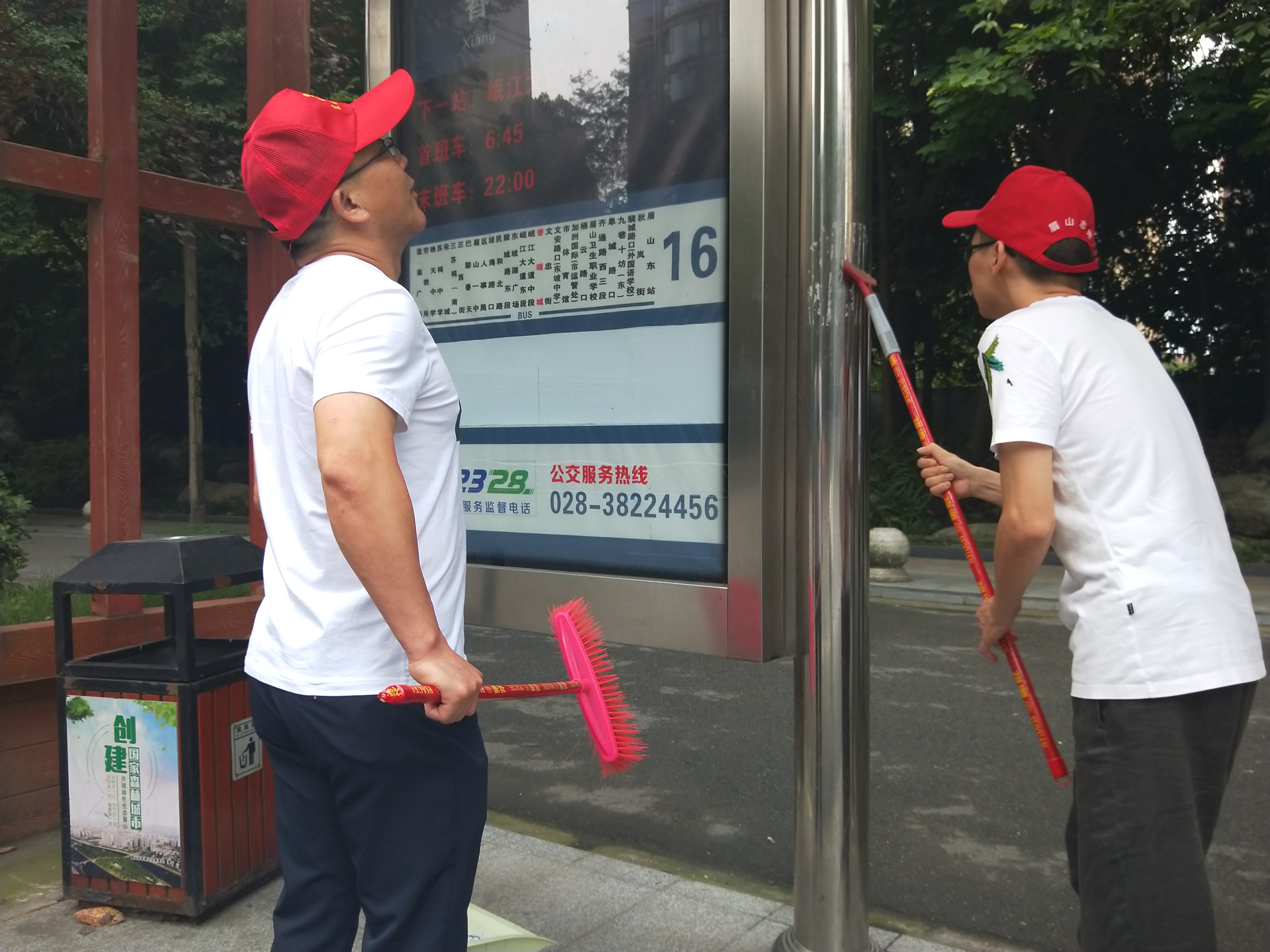 清理街面“牛皮癣”.jpg