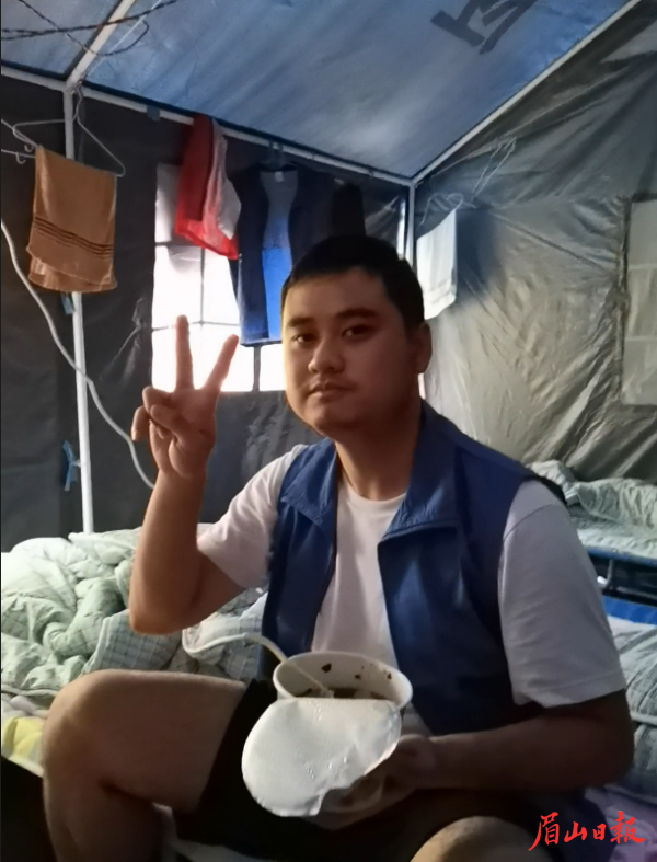 何钇甫。 何钇甫。