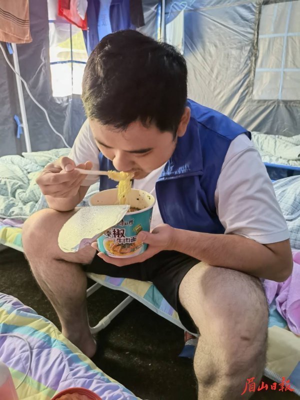 方便面是他的“长寿面”。 方便面是他的“长寿面”。