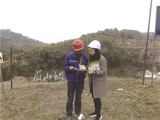 工作人员给企业员工讲解《环境保护法》。.jpg 工作人员给企业员工讲解《环境保护法》。.jpg