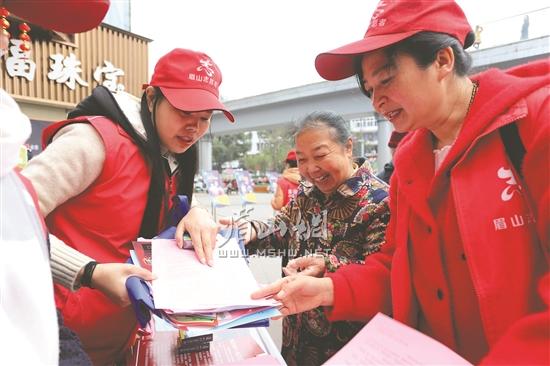 志愿者为市民发放宣传资料。.jpg