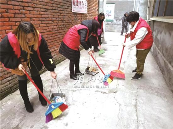 志愿者正在打扫卫生。.jpg