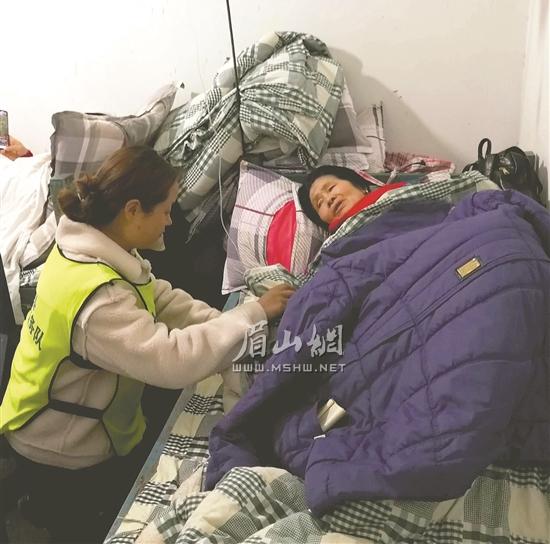 余学梅在诊所陪护老人。.jpg