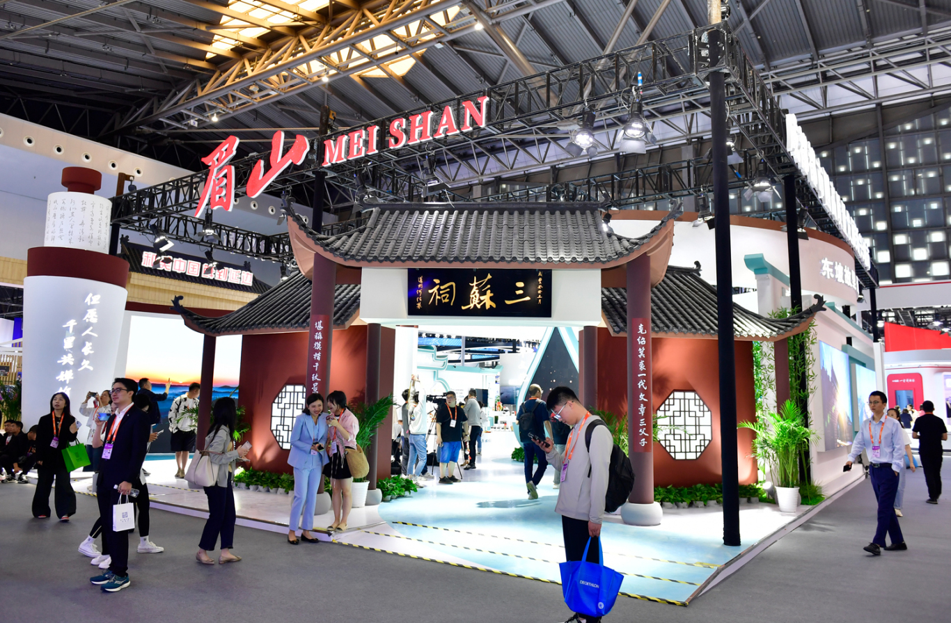 眉山馆吸引众多嘉宾前来参观。眉山日报全媒体记者 廖波 摄.jpg