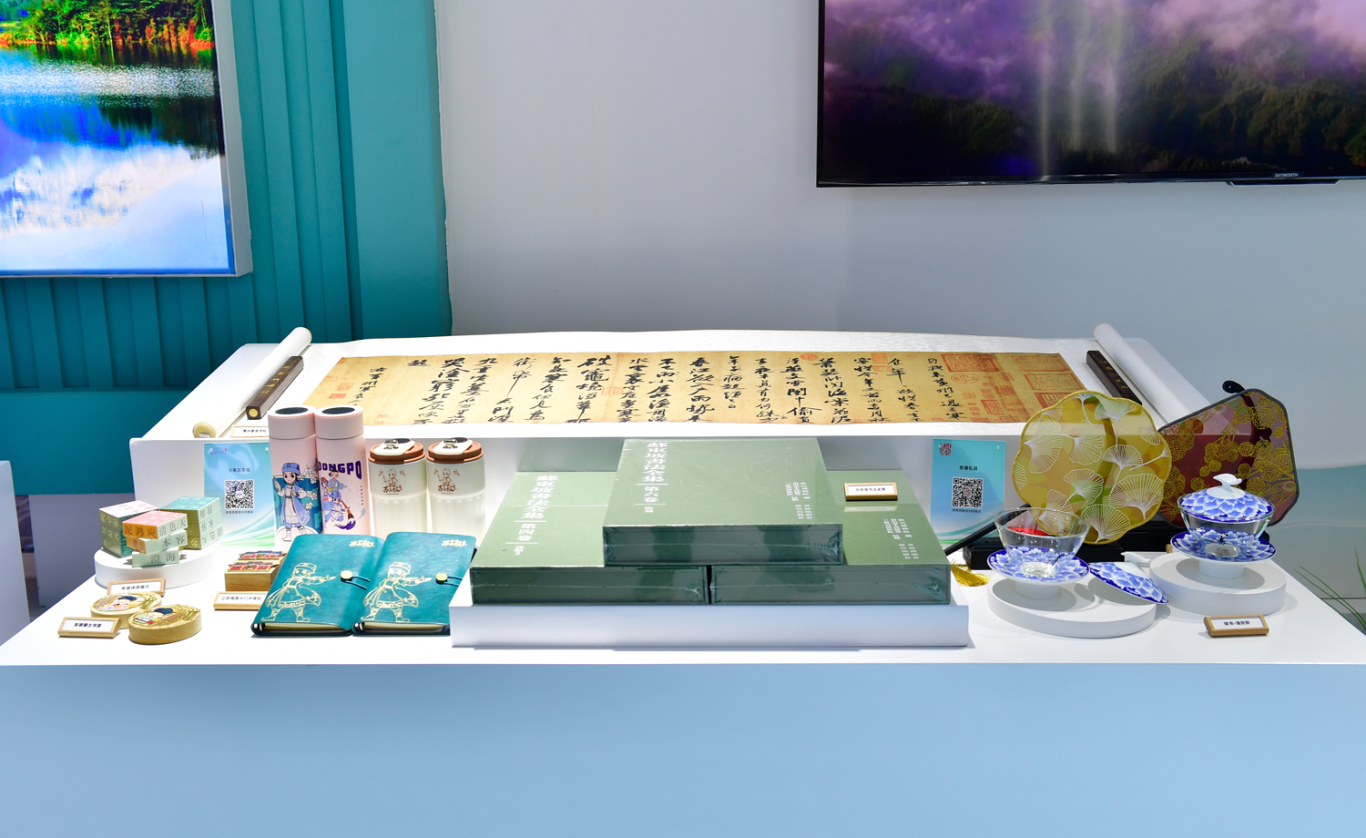 东坡故里板块的东坡文创产品。眉山日报全媒体记者 廖波 摄.jpg