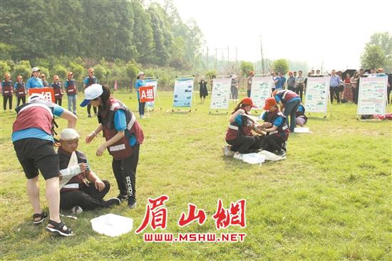 野外创伤就地取材急救包扎。.jpg