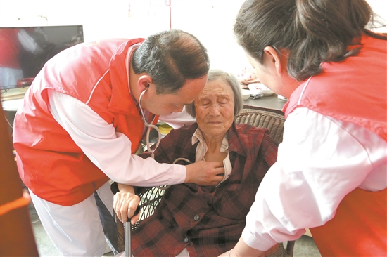 上门为群众义诊。.jpg
