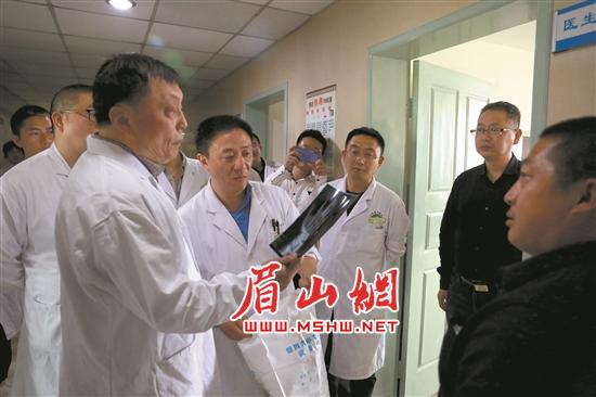 黄富国教授指导查房。.jpg