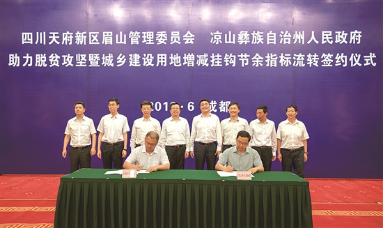 签约现场。 本报记者 杨槐 摄.jpg