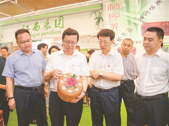 慕新海、罗佳明一行在2018国际（眉山）竹产业交易博览会主会场青神县国际竹艺中心展区视察参观。本报记者 杨槐 摄.jpg