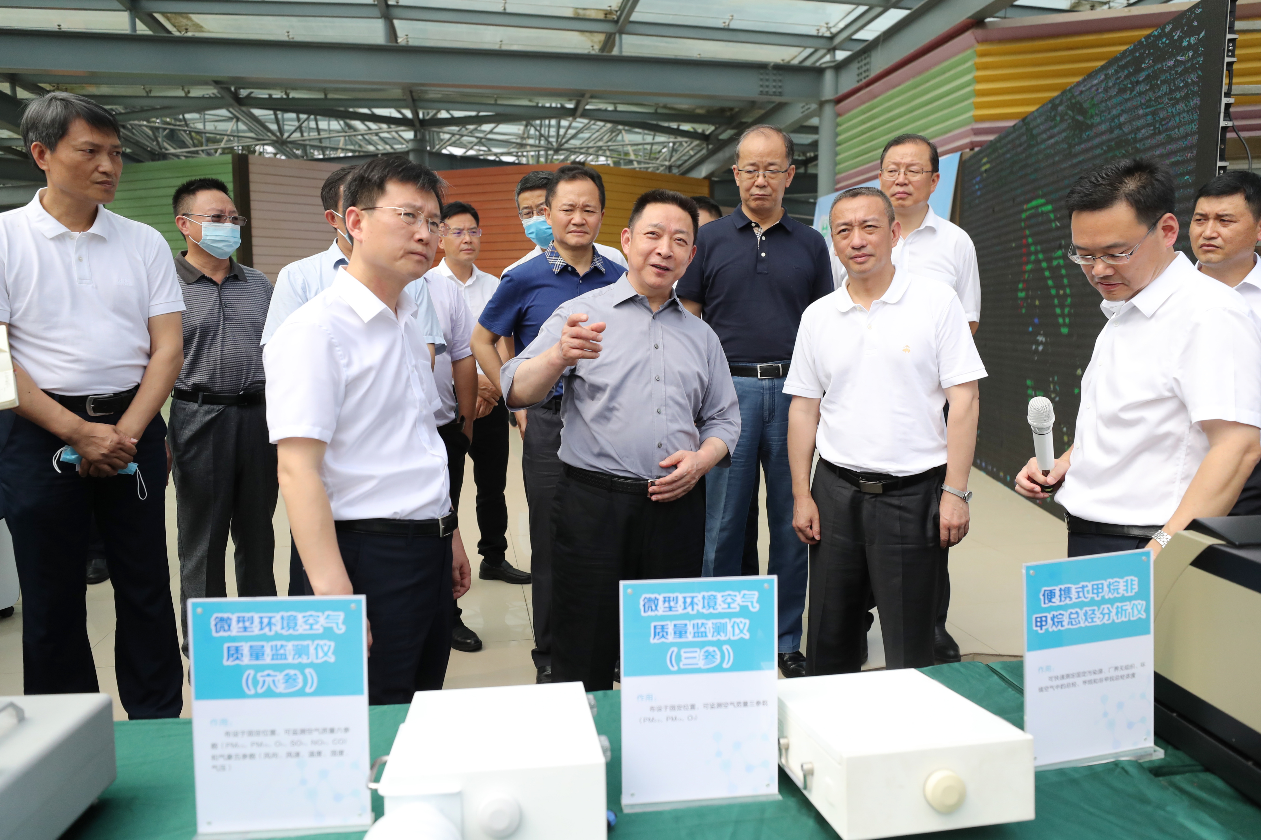 黄新初一行在岷东富牛大气微观站，开展大气污染防治法执法检查工作。眉山网记者 雷同 摄.JPG
