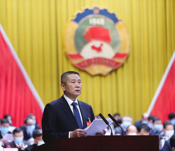 吴小可代表市政协四届常委会向大会作工作报告。记者 雷同 摄