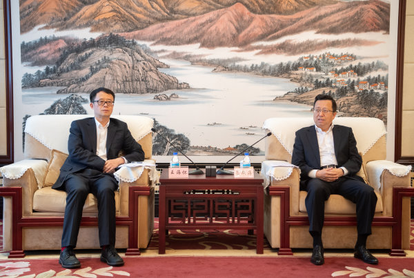 慕新海会见王海怀一行。眉山日报全媒体记者 杨槐 摄